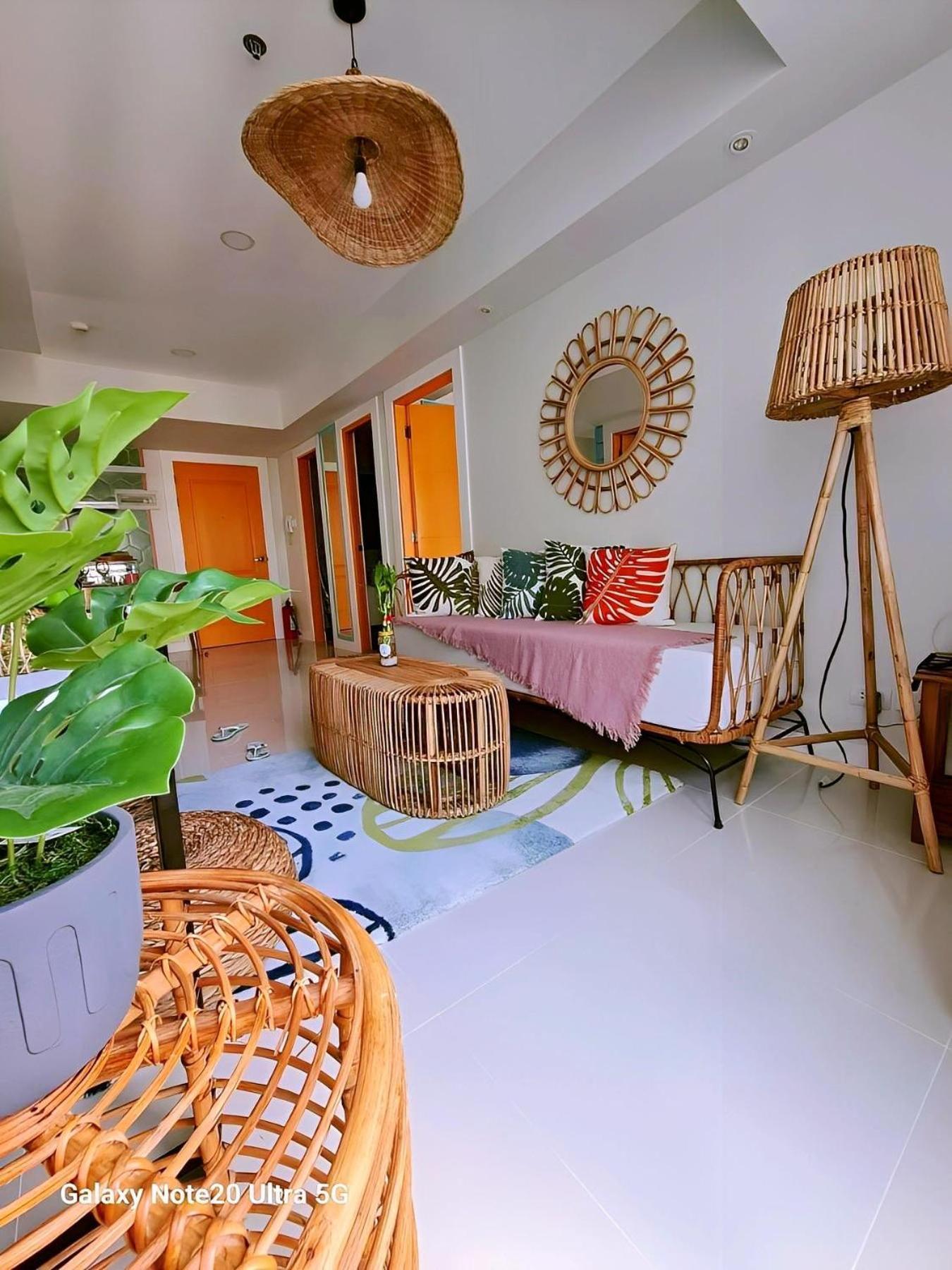 Manila Urban Resort At Azure Екстер'єр фото