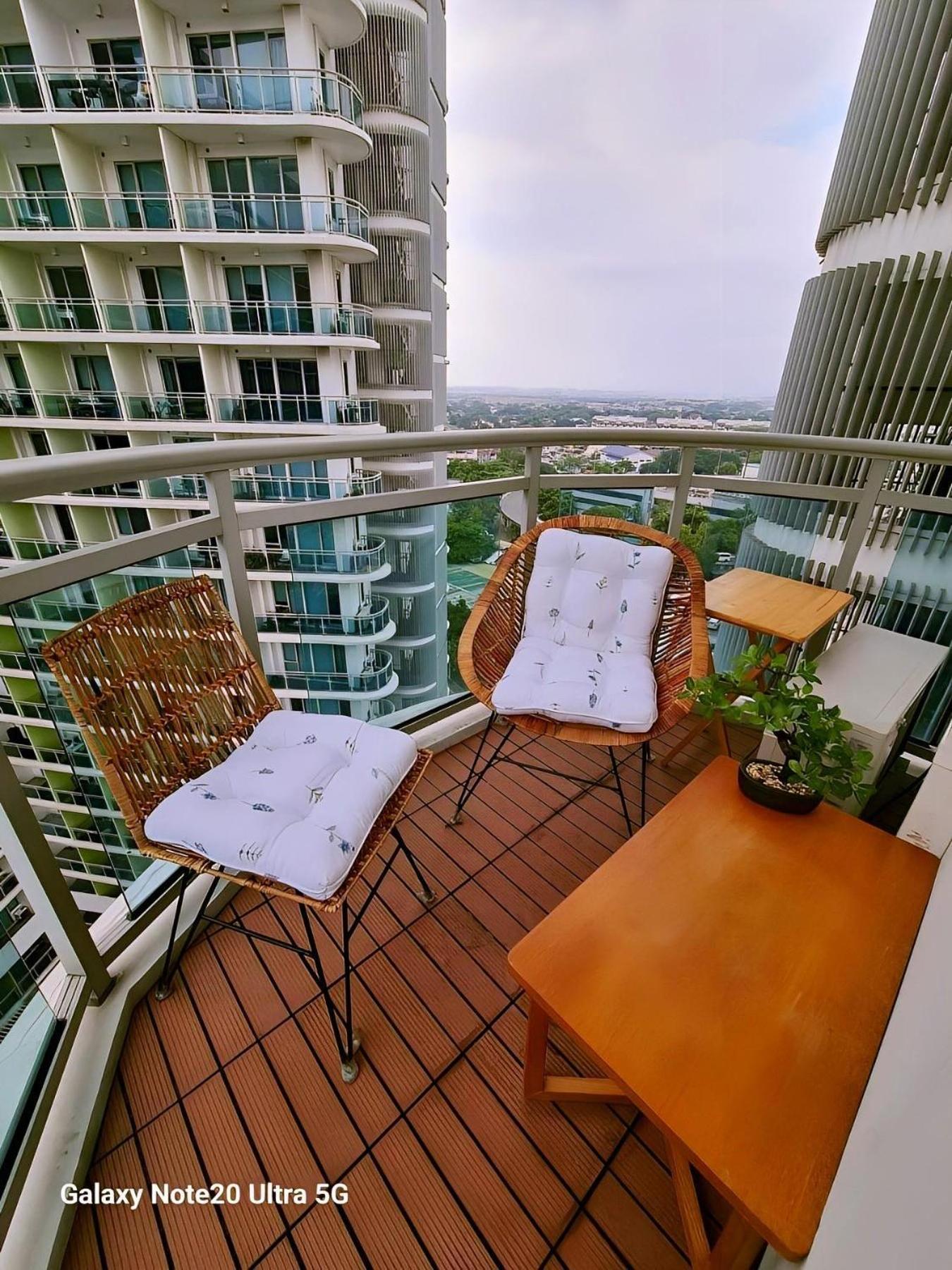 Manila Urban Resort At Azure Екстер'єр фото