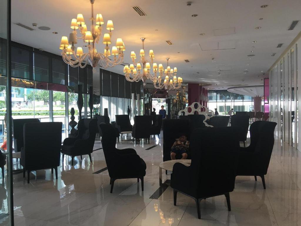 Manila Urban Resort At Azure Екстер'єр фото