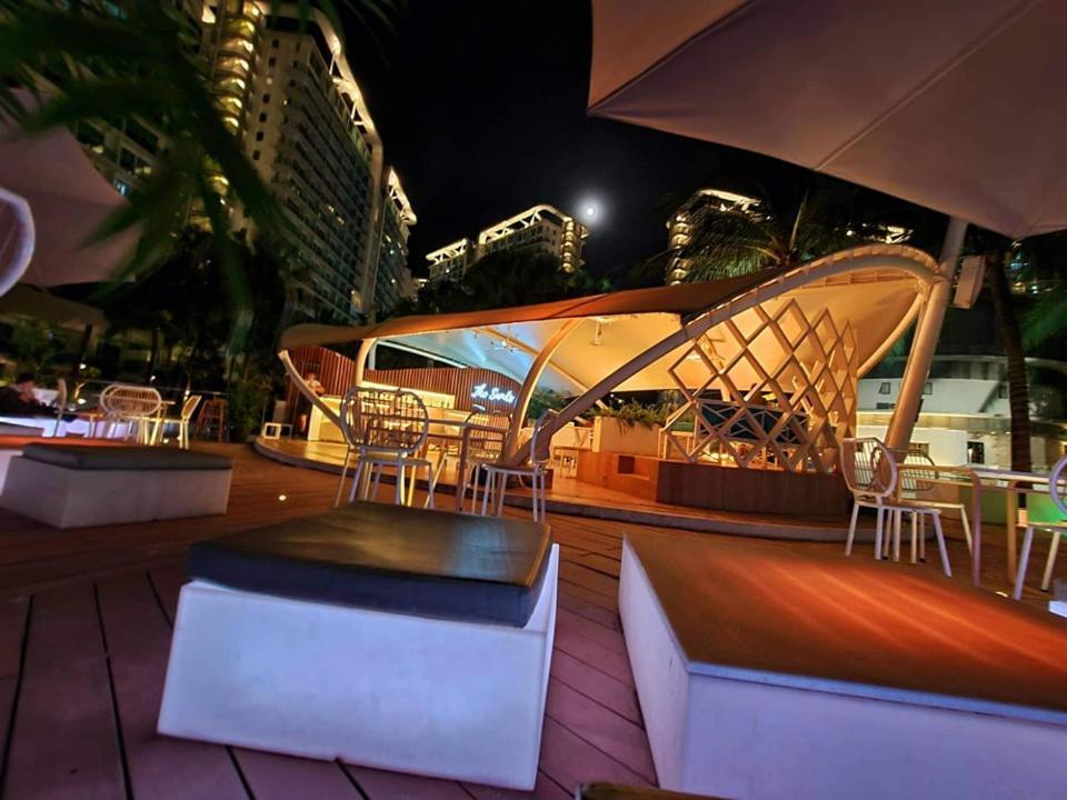Manila Urban Resort At Azure Екстер'єр фото