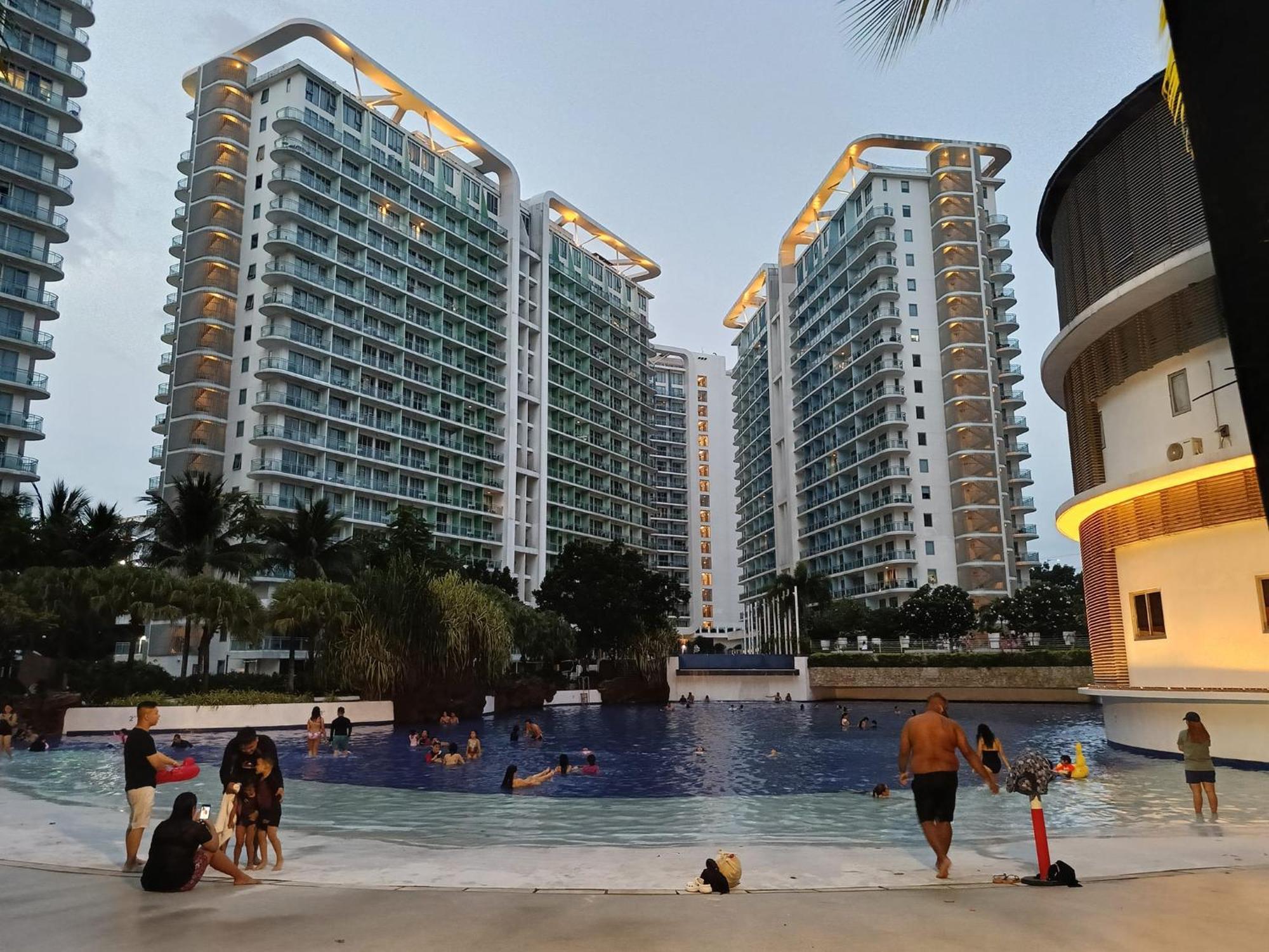 Manila Urban Resort At Azure Екстер'єр фото