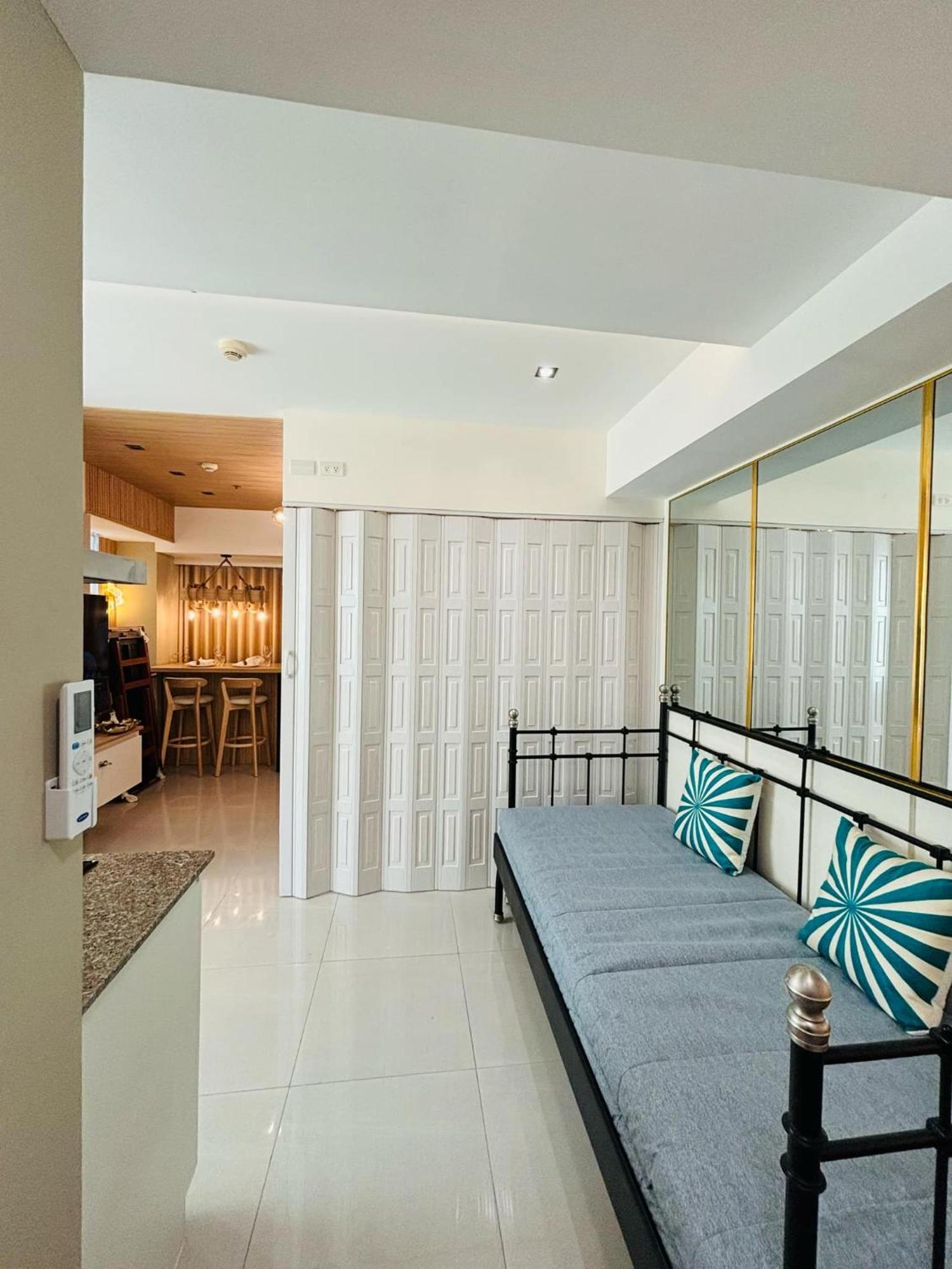 Manila Urban Resort At Azure Екстер'єр фото