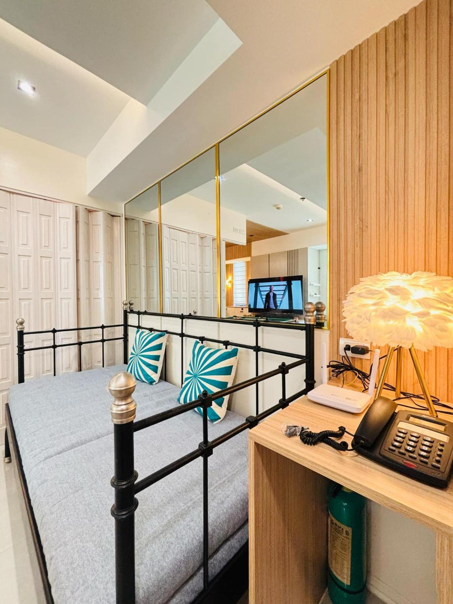 Manila Urban Resort At Azure Екстер'єр фото