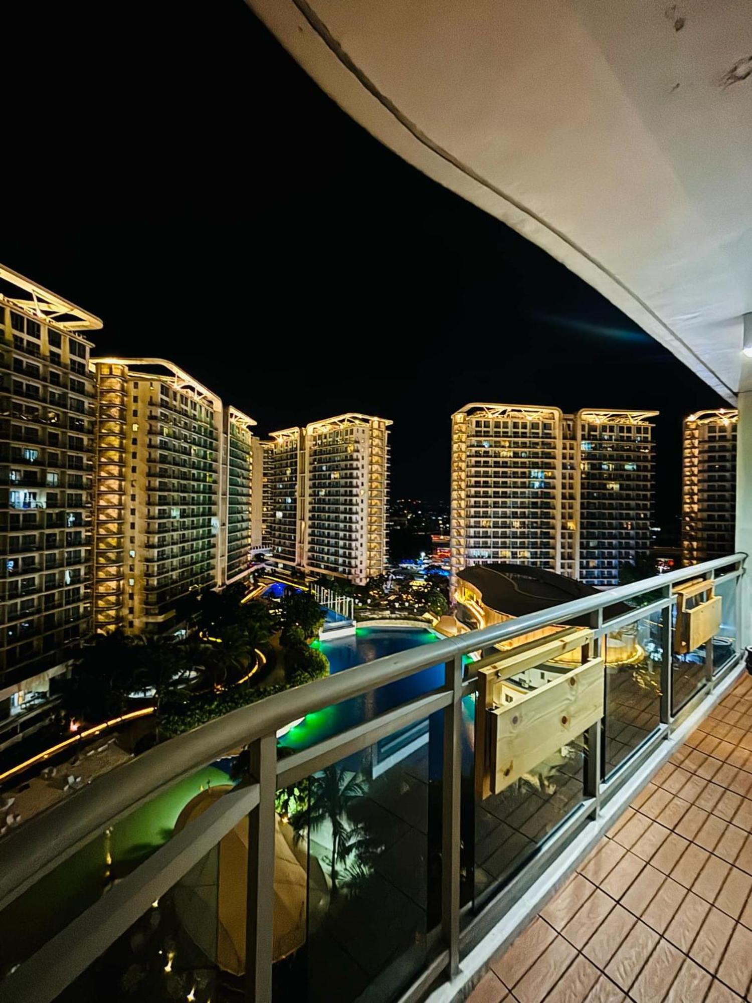 Manila Urban Resort At Azure Екстер'єр фото