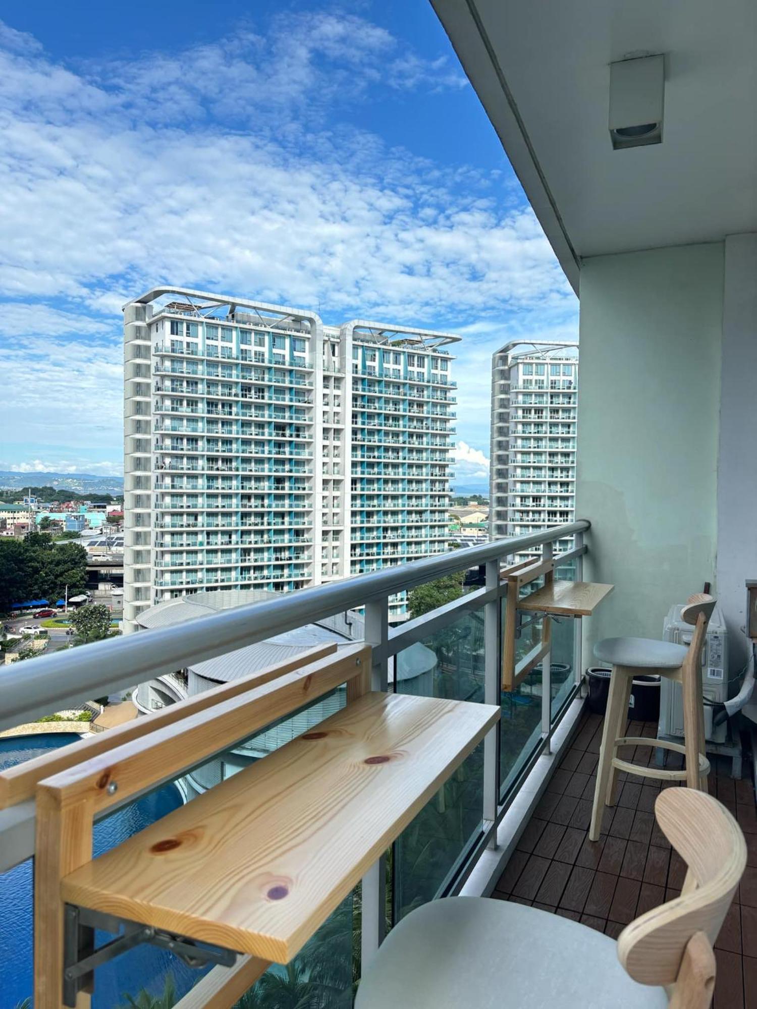 Manila Urban Resort At Azure Екстер'єр фото
