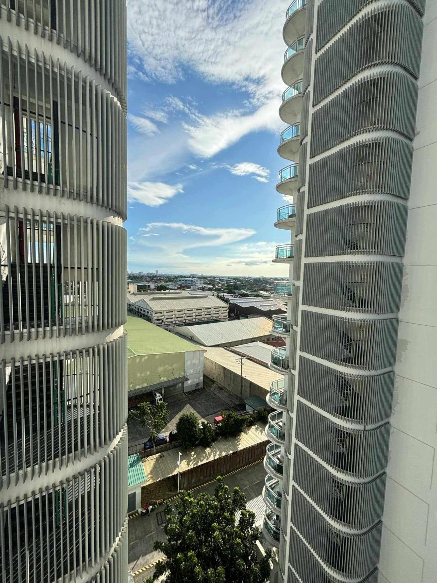 Manila Urban Resort At Azure Екстер'єр фото