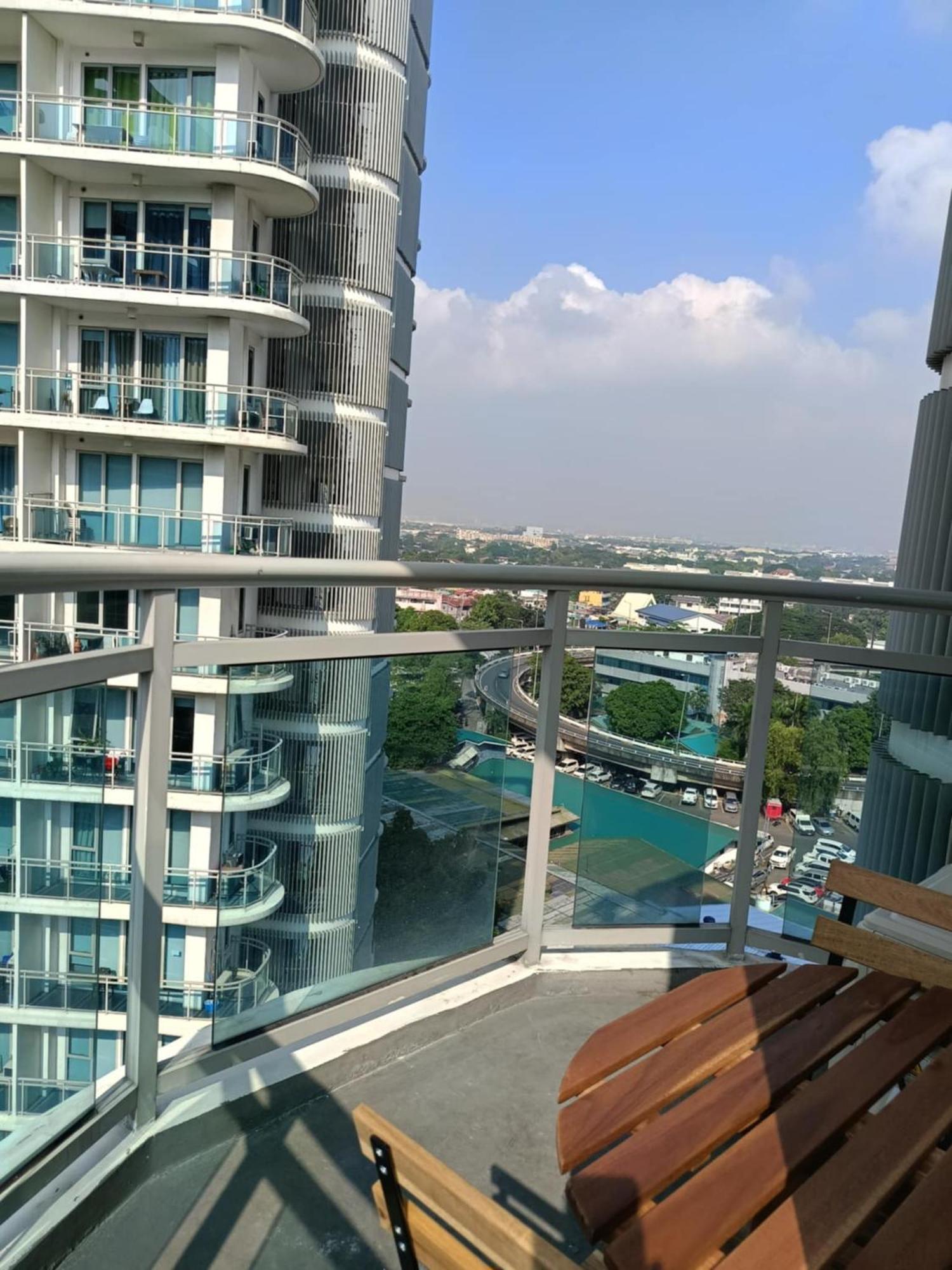 Manila Urban Resort At Azure Екстер'єр фото
