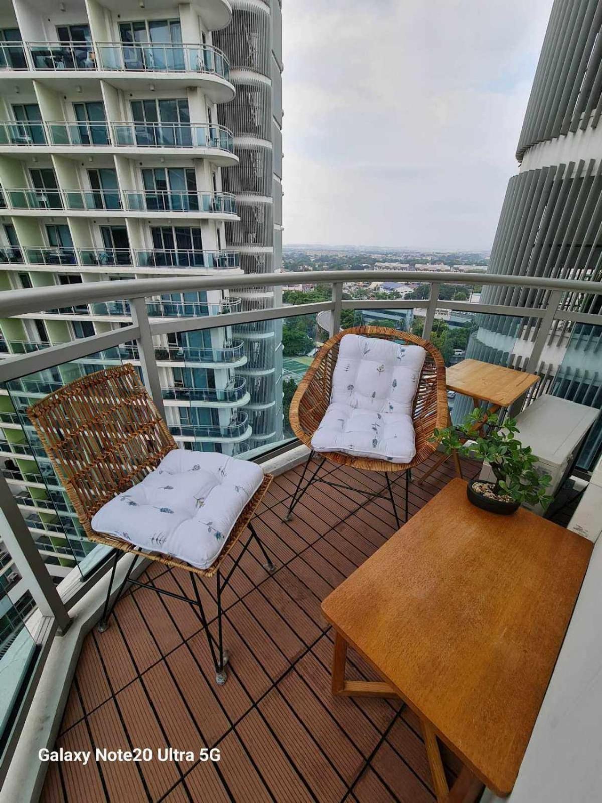 Manila Urban Resort At Azure Екстер'єр фото