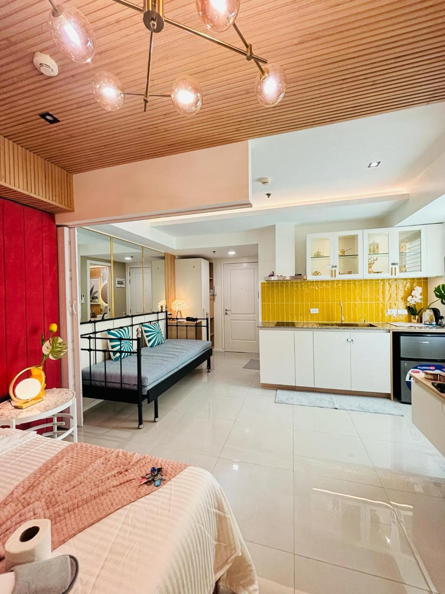 Manila Urban Resort At Azure Екстер'єр фото