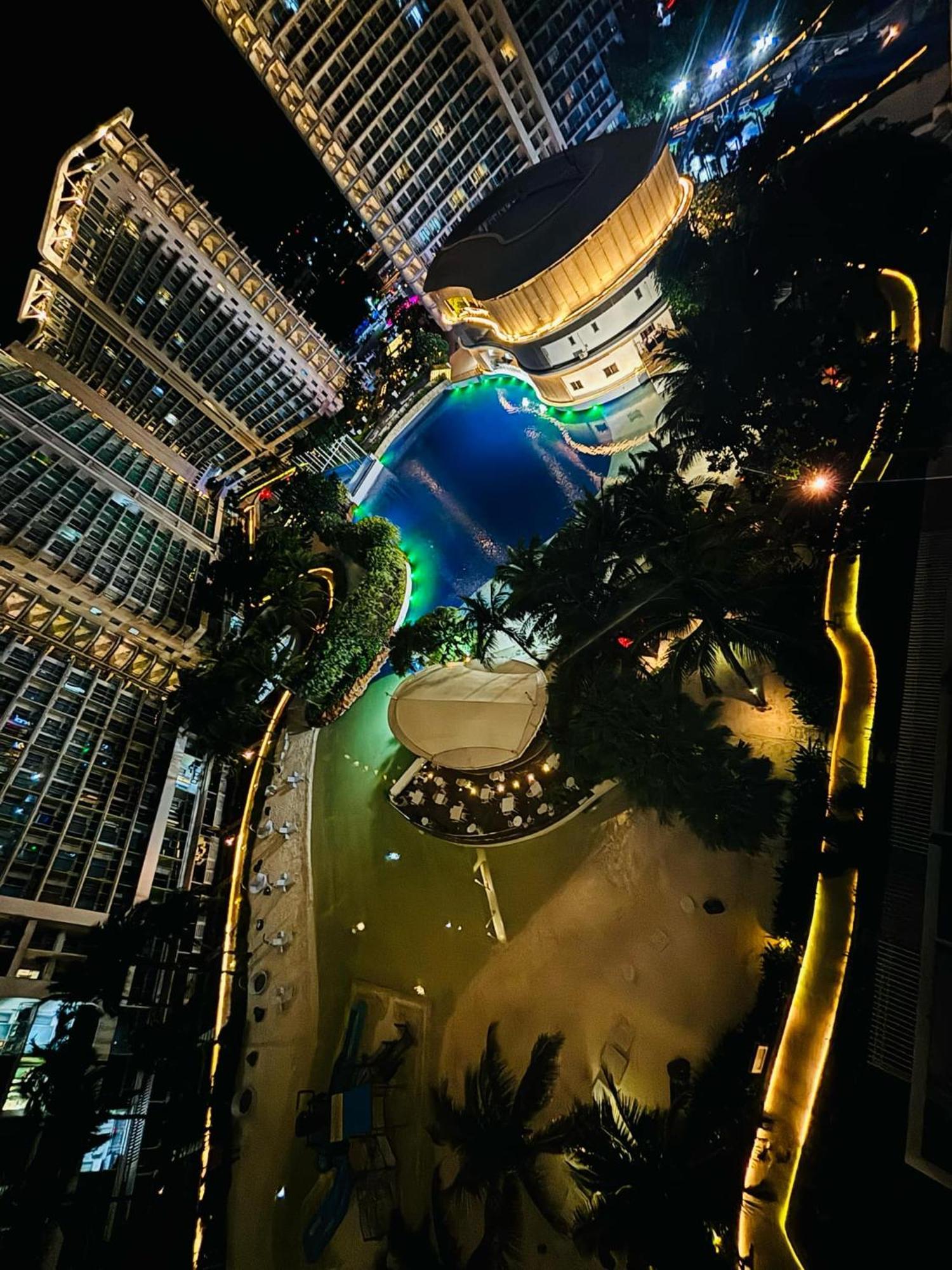 Manila Urban Resort At Azure Екстер'єр фото
