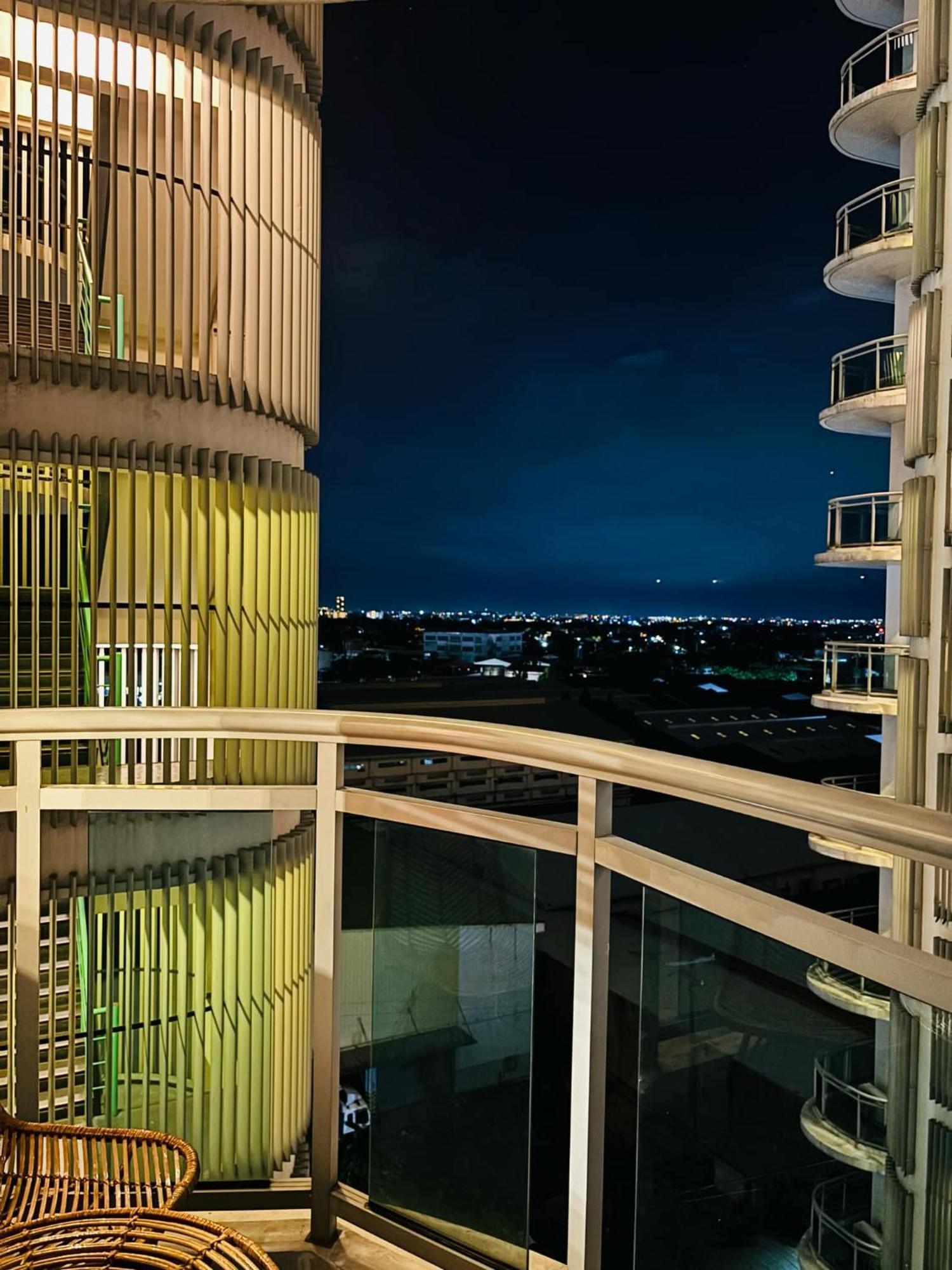 Manila Urban Resort At Azure Екстер'єр фото